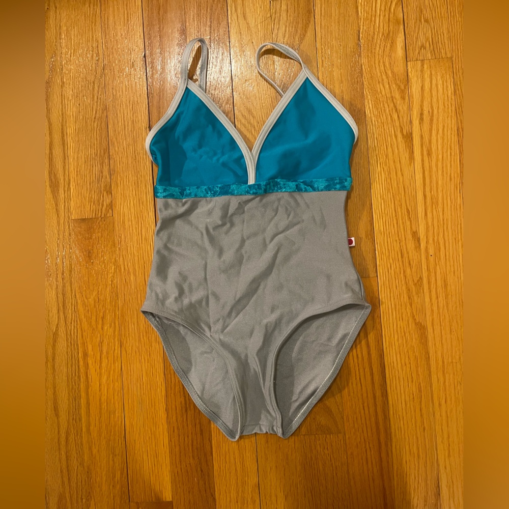 Yumiko Leotard Women’s Zoe Fully Front lined Like New with Velvet band Size XSHC